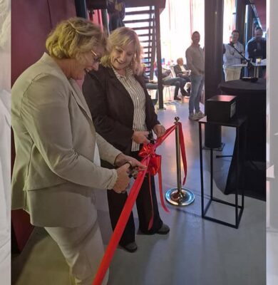 Kunststof audioluidsprekers en microfoons tijdens openingsceremonie RTV SLOS in het radiostation.