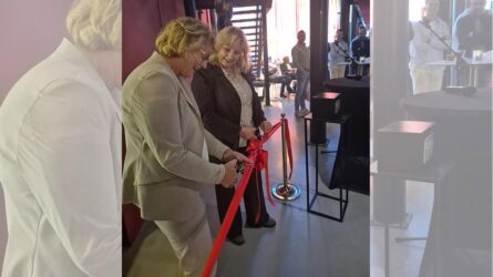 Kunststof audioluidsprekers en microfoons tijdens openingsceremonie RTV SLOS in het radiostation.
