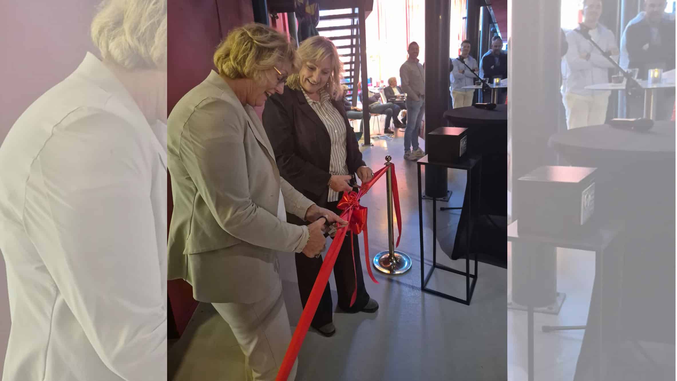 Kunststof audioluidsprekers en microfoons tijdens openingsceremonie RTV SLOS in het radiostation.