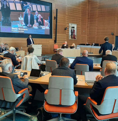 Zeer goed georganiseerde bijeenkomst bij RTV SLOS met diverse deelnemers, presenteren en investeren in de discussie in een moderne conferentiezaal.
