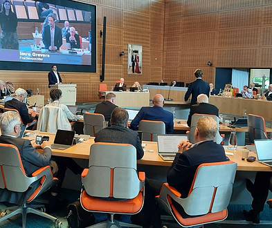 Zeer goed georganiseerde bijeenkomst bij RTV SLOS met diverse deelnemers, presenteren en investeren in de discussie in een moderne conferentiezaal.