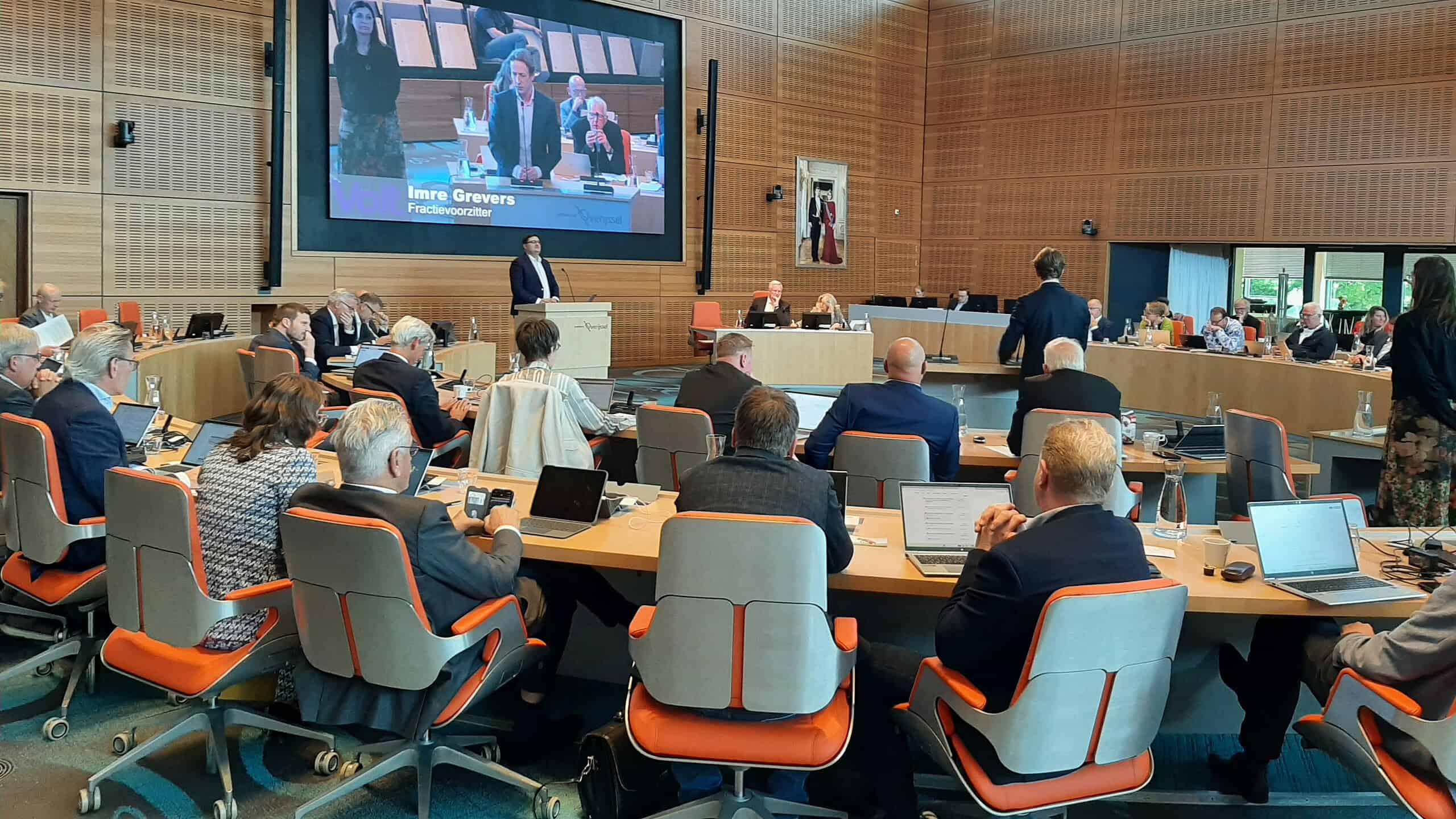 Zeer goed georganiseerde bijeenkomst bij RTV SLOS met diverse deelnemers, presenteren en investeren in de discussie in een moderne conferentiezaal.