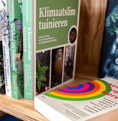 Ruimtelijke vormgeving, duurzame tuinideeën, milieuvriendelijke tuinboeken, ecologische keuken, klimaatvriendelijke tuinieren, eco gids, groene leefstijl, tuinboeken voor duurzaamheid, biodiversiteit in de tuin, ecologisch tuinieren, milieubewust planten, duurzame leefomgeving, natuurlijke tuinoplossingen.