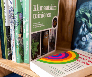 Ruimtelijke vormgeving, duurzame tuinideeën, milieuvriendelijke tuinboeken, ecologische keuken, klimaatvriendelijke tuinieren, eco gids, groene leefstijl, tuinboeken voor duurzaamheid, biodiversiteit in de tuin, ecologisch tuinieren, milieubewust planten, duurzame leefomgeving, natuurlijke tuinoplossingen.