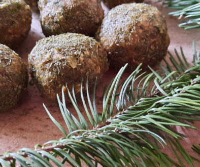 Broodballen met kruiden en dennenboomtakken voor kerstdecoratie, rustiek en natuurlijk, perfect voor feestelijke gelegenheden of als cadeausidee.