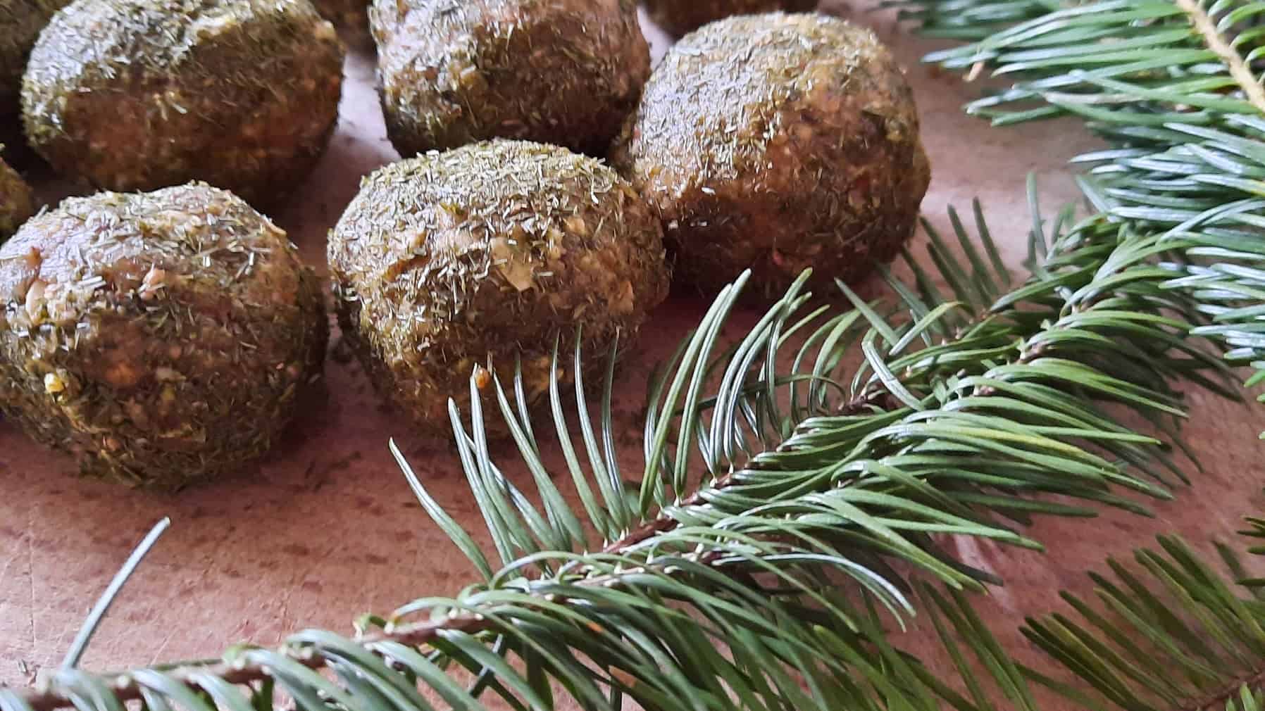 Broodballen met kruiden en dennenboomtakken voor kerstdecoratie, rustiek en natuurlijk, perfect voor feestelijke gelegenheden of als cadeausidee.