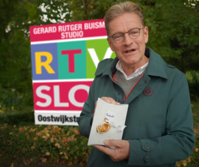 RTV SLOS bedankt burgemeester Rob Bats met een cadeau na zijn laatste interview - foto Thom Dolstra
