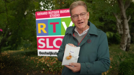 RTV SLOS bedankt burgemeester Rob Bats met een cadeau na zijn laatste interview - foto Thom Dolstra