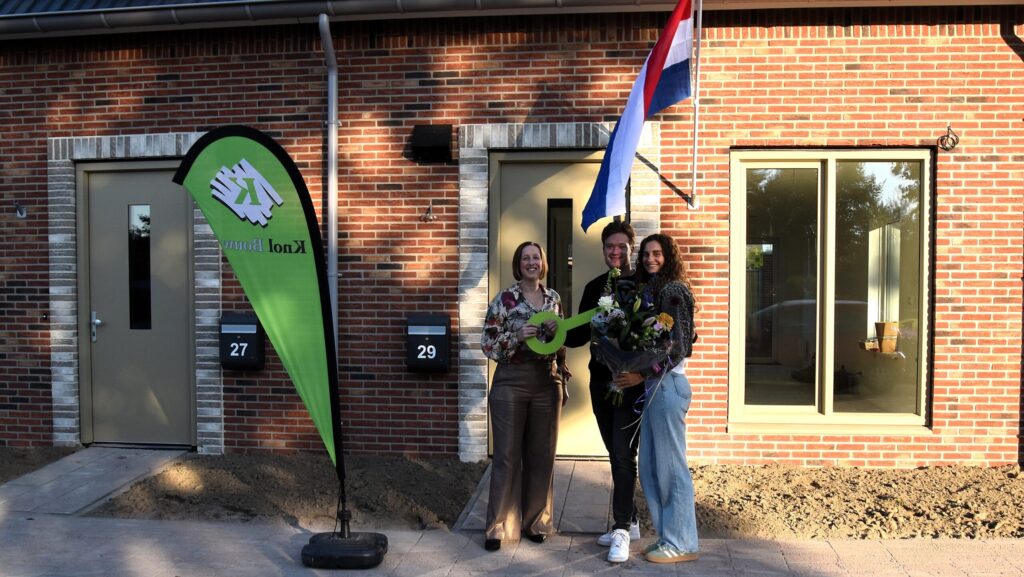 Starters uit Sint Jansklooster en Blokzijl ontvangen sleutel van hun nieuwe woning