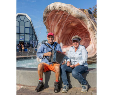 11 fountains Stavoren-Wiepke en Gerda voor de fontein - foto aangeleverd