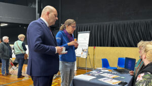 Burgermeester Erik de Groot met Paula Bierma - foto Dirk Brans