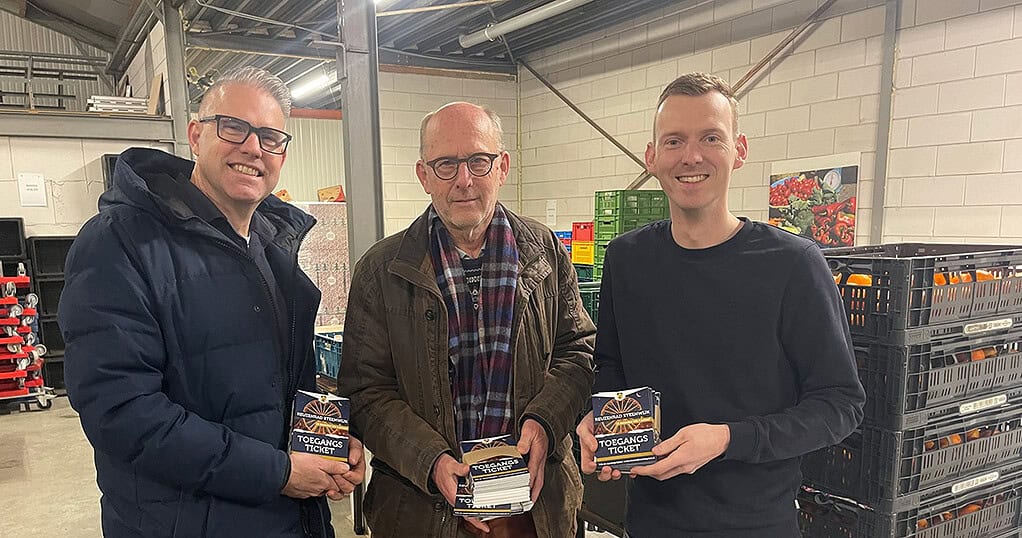 Rabobank overhandigt toegangskaarten voor reuzenrad aan Voedselbank