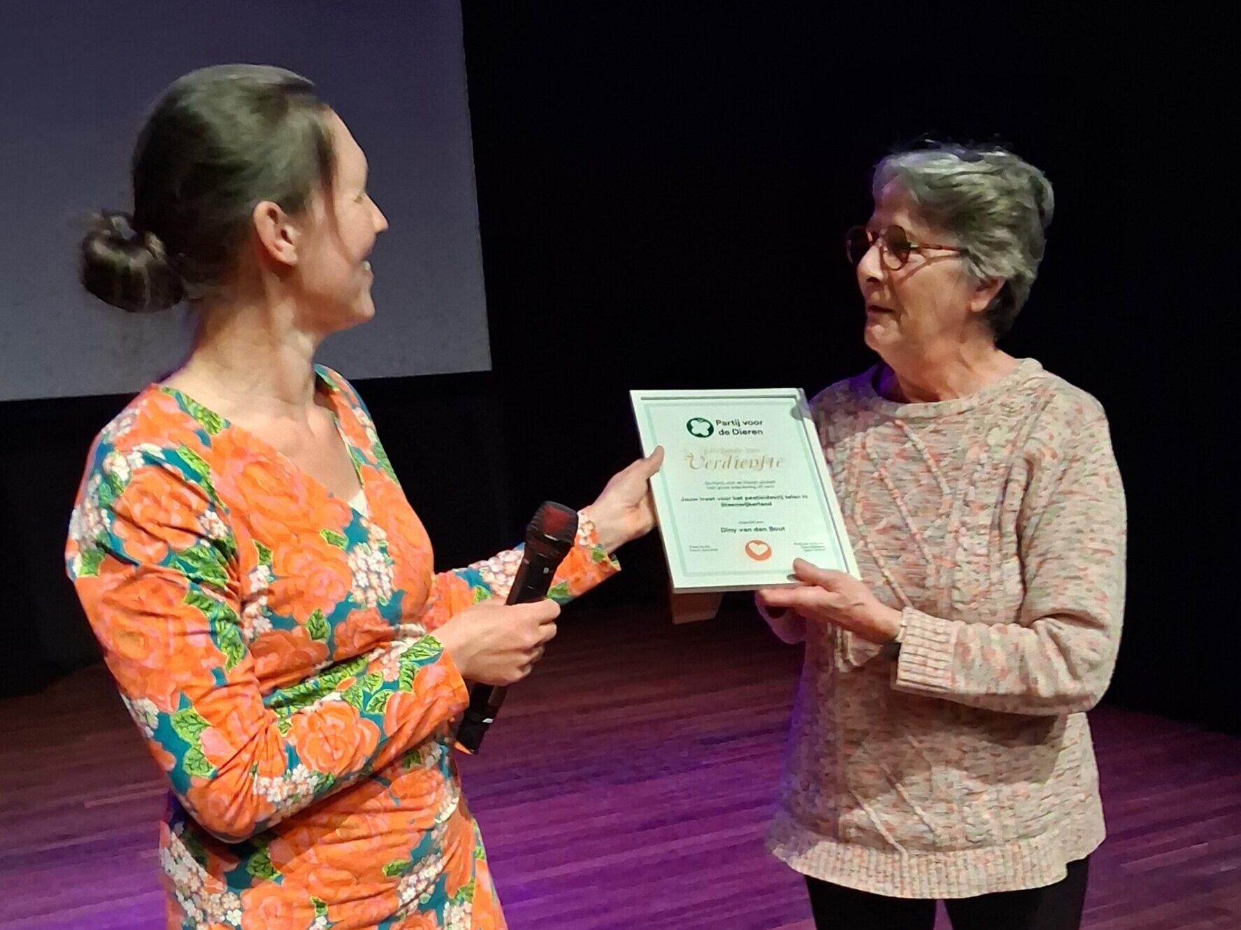 Partij voor de Dieren reikt Oorkonde uit aan Diny van den Bout