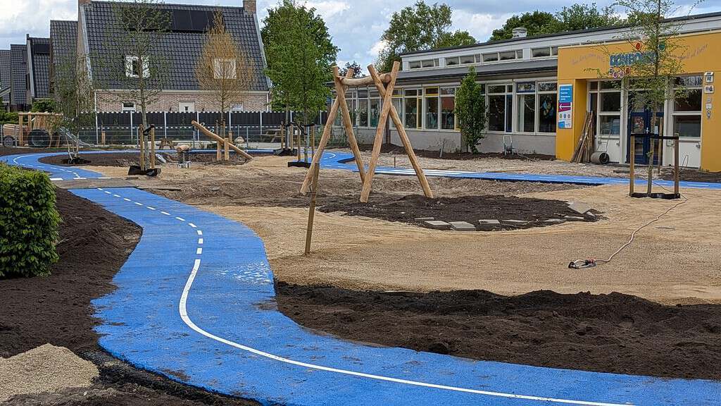 Markant blauw atletiekbaantje in Steenwijkerwold