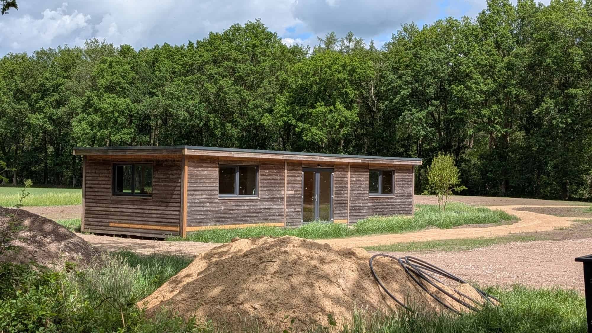 Natuurbegraafplaats Heidewold zet volgende stap met opening kantoor