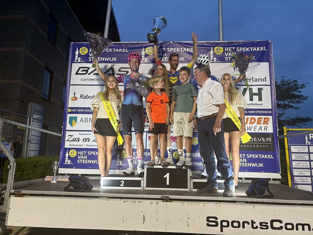 Mollema wint in Spektakel zijn allerlaatste koers in Noord-Nederland