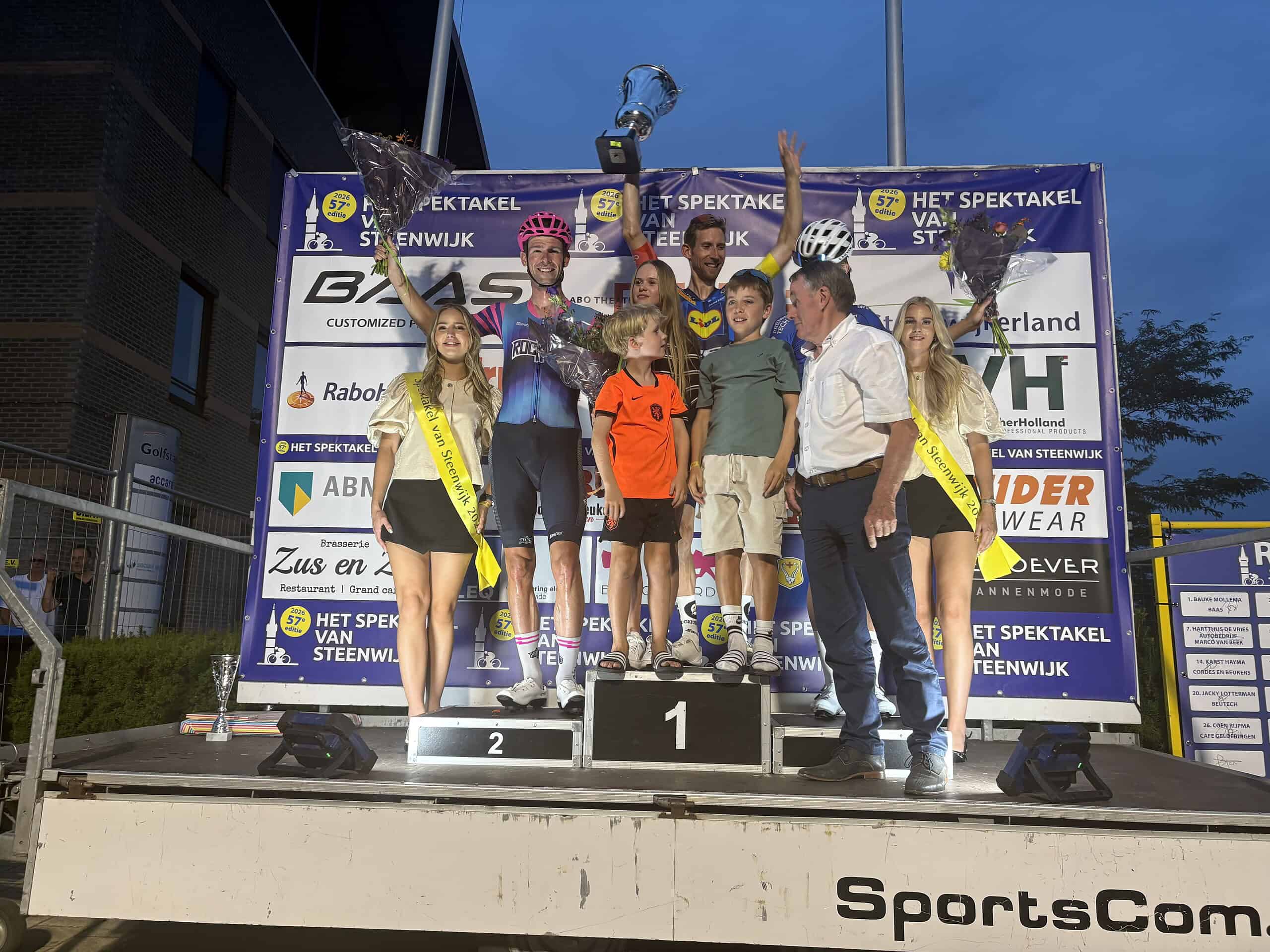 Mollema wint in Spektakel zijn allerlaatste koers in Noord-Nederland