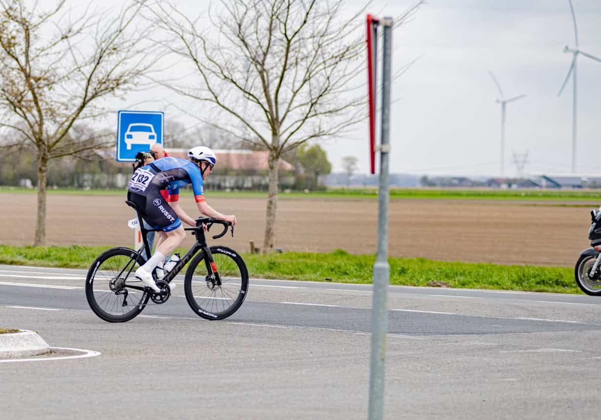 Miguel van Tintelen in Dronten op weg naar de tweede plaats in de Zuiderzeeronde (2026; foto: archief Miguel van Tintelen).
