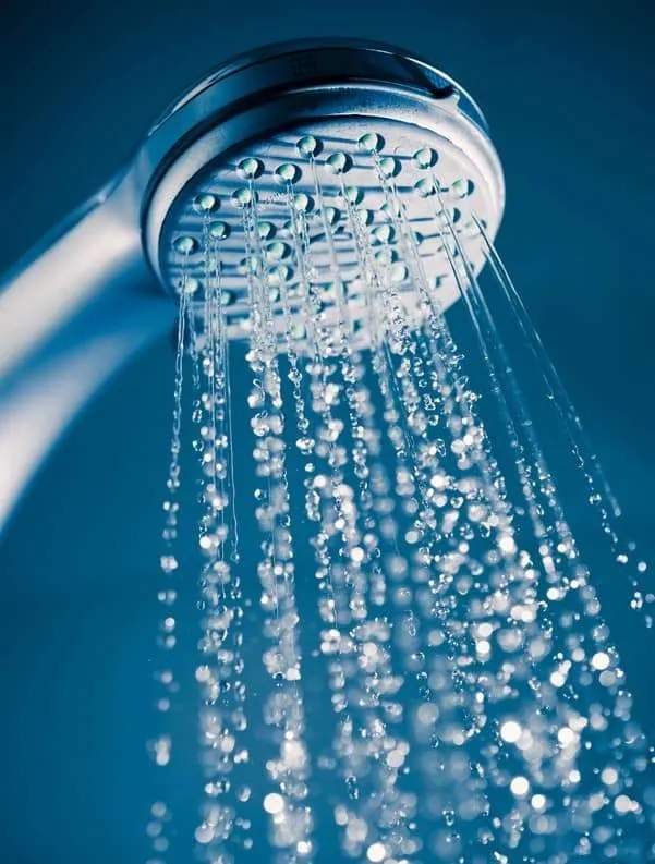 Showerhead flowing with water