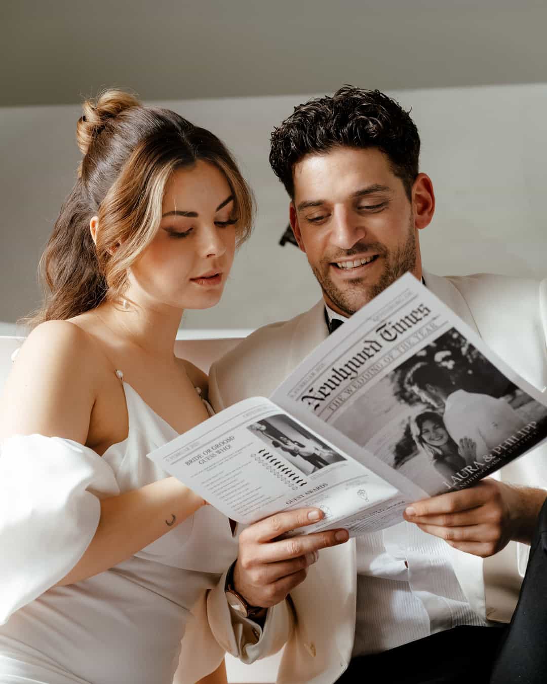 Hochzeitsfotograf und Videograf Frankfurt, romantisches Paar bei der Planung der Hochzeit, professionelle Hochzeitsfotografie, elegante Hochzeitsbilder, kreative Hochzeitsvideos, Hochzeitsfotografie Frankfurt, Hochzeitsvideografie Frankfurt.