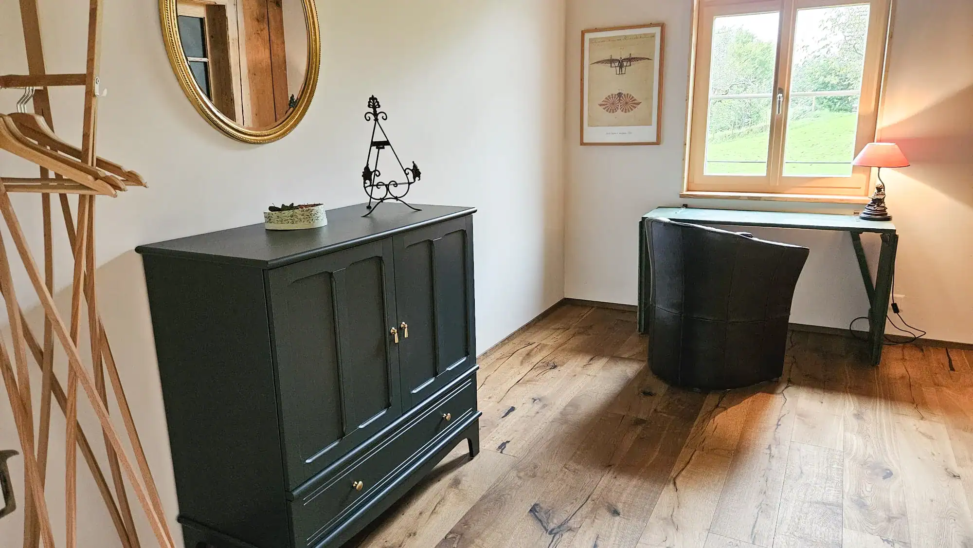 Helles Wohnzimmer mit stilvollen Holzelementen im Salzhaus Amsoldingen