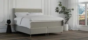 Högkvalitativt sängram i modern design med bekvämt huvudgavel.