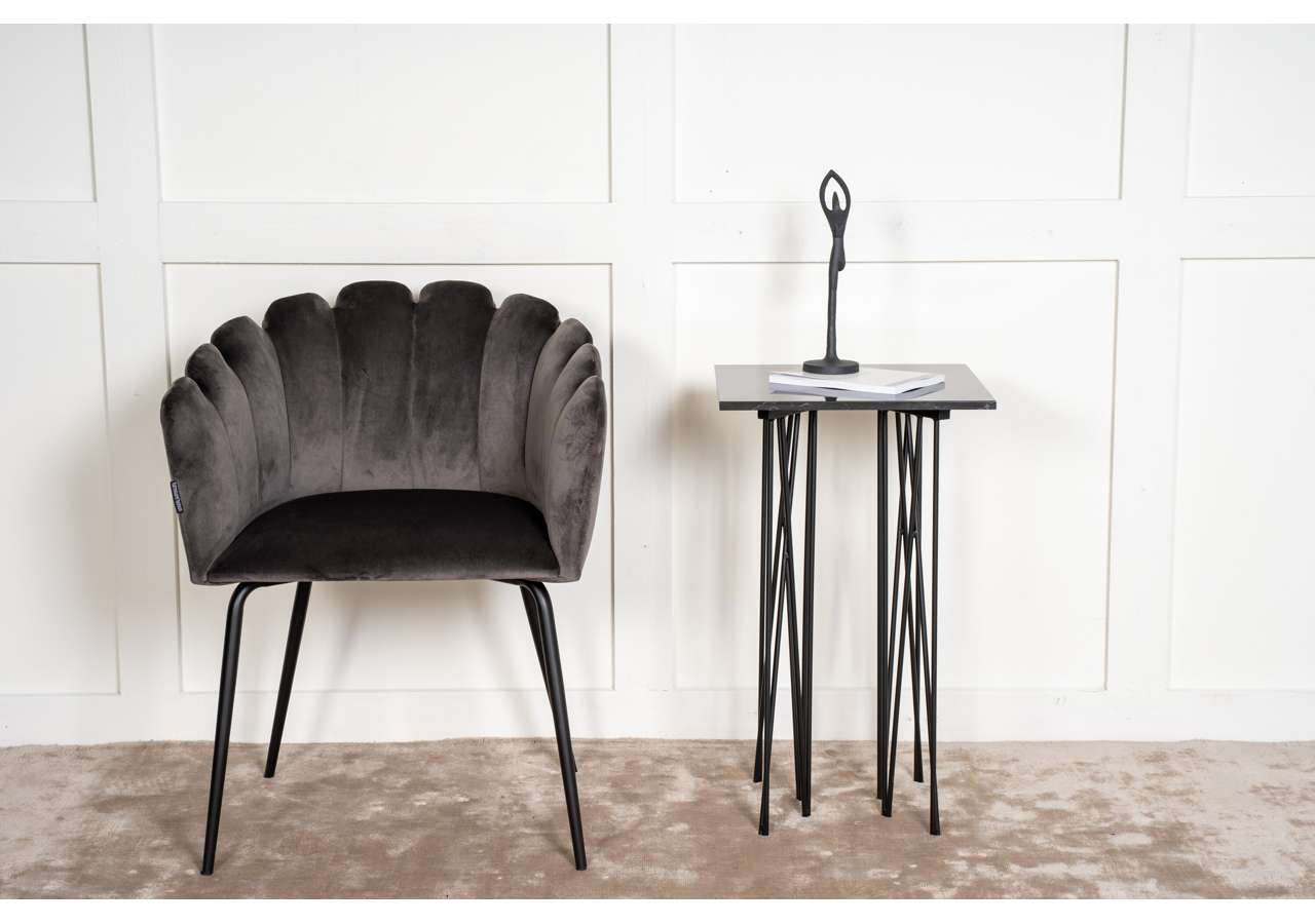15007-588__10 Mörkgrå velvet fåtölj och liten svart bord med designlampa i vardagsrumsmiljö.