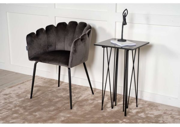 Elegant mörkgrå velvetstol med svarta metallegenskaper och chaSee table/side table.
