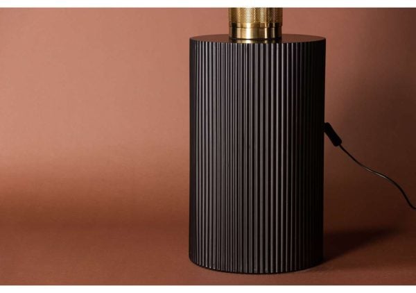 Modern svart sängfabriken bordslampa med guldfinish.