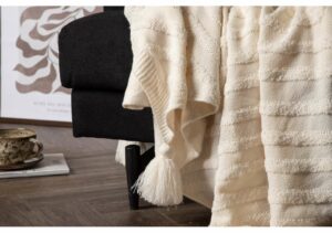 Muletäcke och stolar i modern inredning, perfekt för ett mysigt hem.