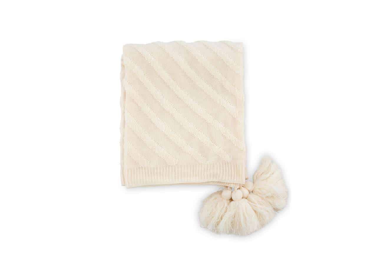 Mjukt ullplagg med pompomdetalj för shabby chic och bohemisk stil.