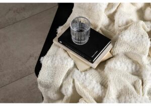 1. Mysig sängtextil med ull- och stickmönster, idealisk för en mysig sovmiljö.