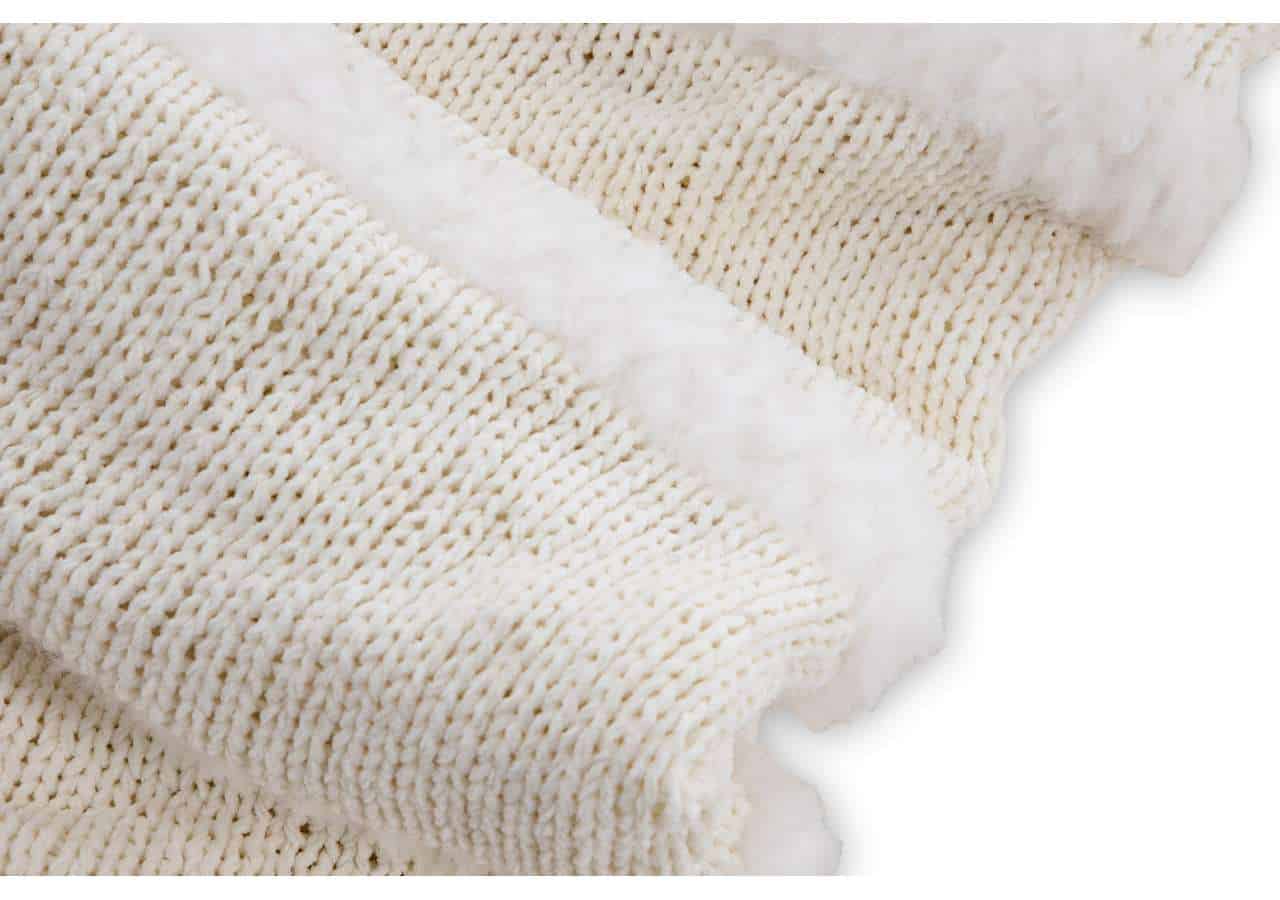 Ljus, stickad ullfilt för mysiga sovstunder.