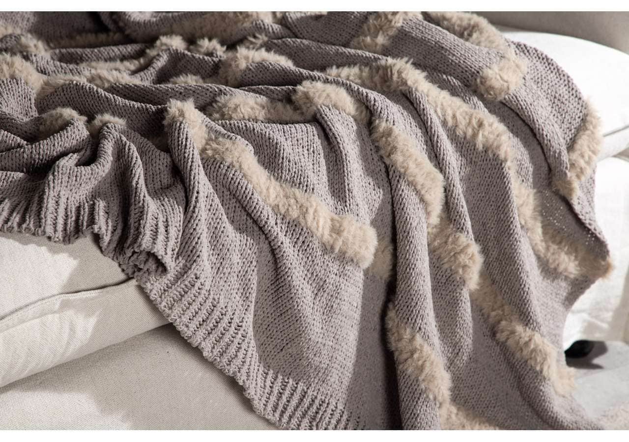 Mycket mysig ullfilt på sängen, perfekt för kallt väder och komfort.
