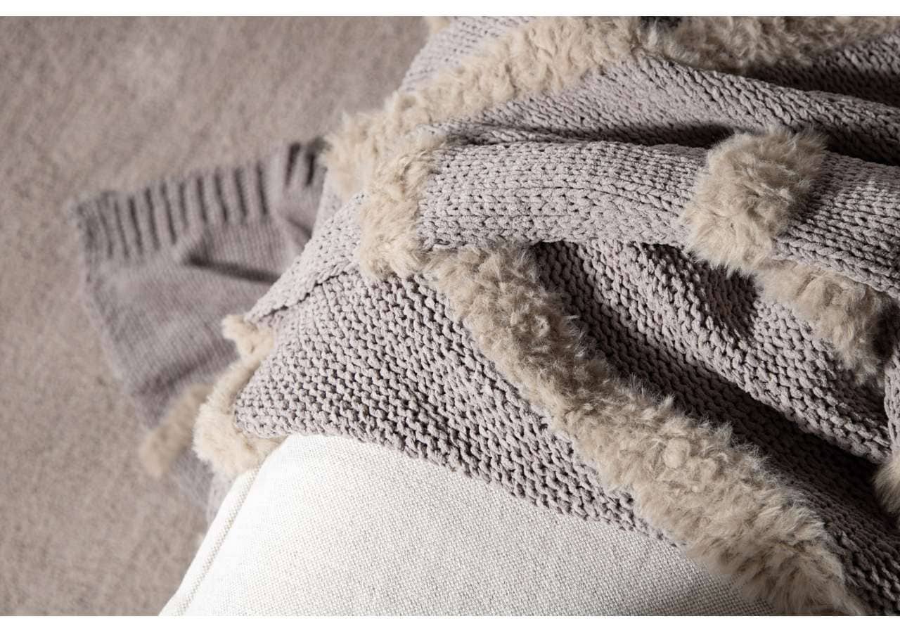 Mjuk pläd i ullmix med ullärmar, perfekt för mysiga stunder.