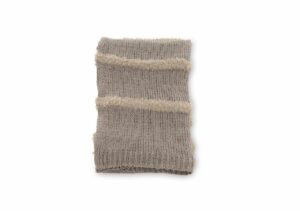 Ljus grå stickad filt med ulldetaljer, perfekt för sängkomfort och avslappning.