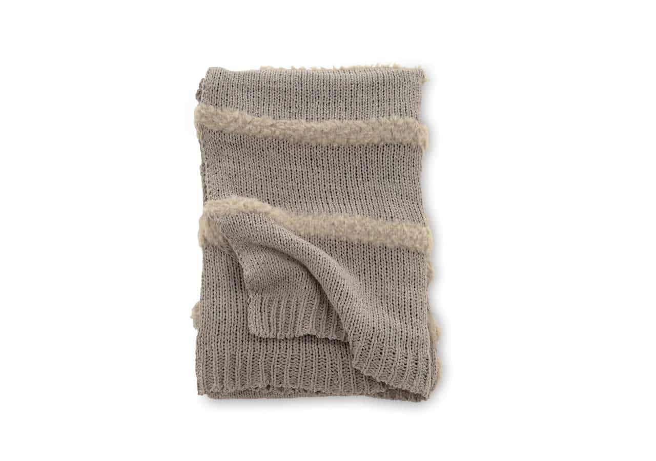 Mysig stickad filt i beige med ulldetaljer för extra värme och stil.