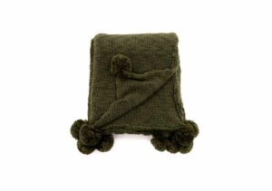 1. Mörkgrön stickad filt med toffs, perfekt för sängkomfort och heminredning.