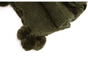 Mjuk, grön stickad mössa med pompom för komfort och stil.