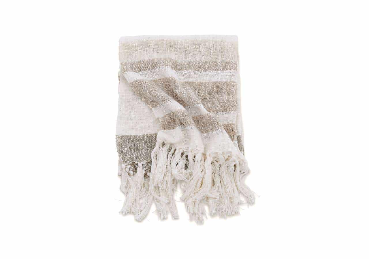 Mjukt sängfilt i naturfärger, perfekt för sovrum och avslappning.