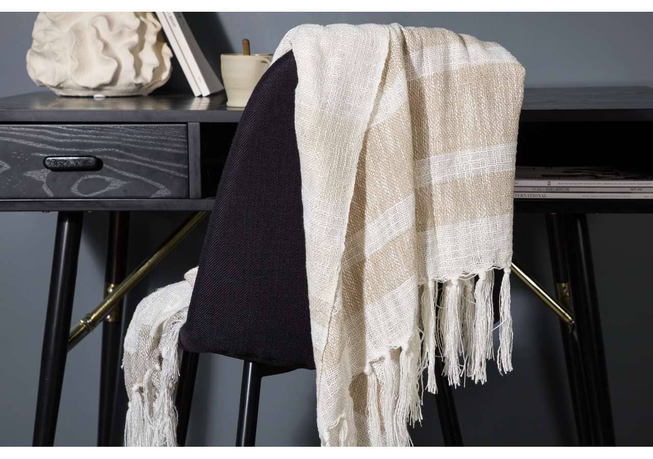 Hantverkad ullpläd för sovrum och vardagsrum, snygg design och mjuk komfort.