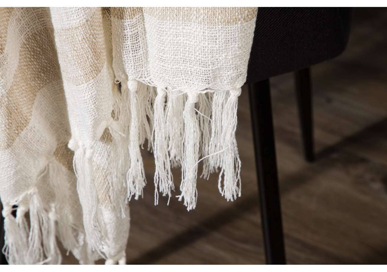 Mjukt filttäcke med fransar, högkvalitativ och elegant sängtextil från Sängfabriken.