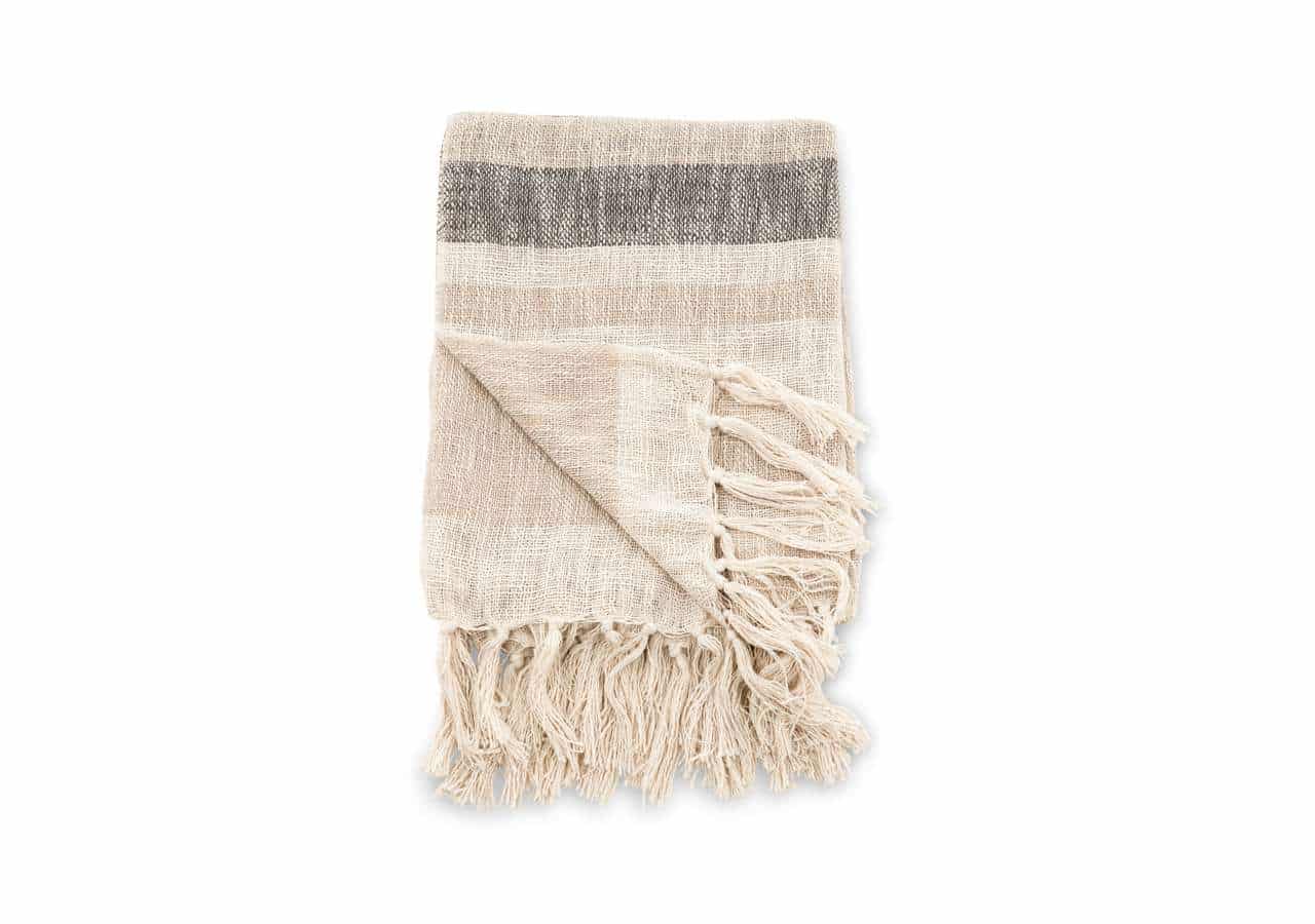 Mjukt handvävt bad- och duschhandduk i bomull med fransar, klassisk beige design.