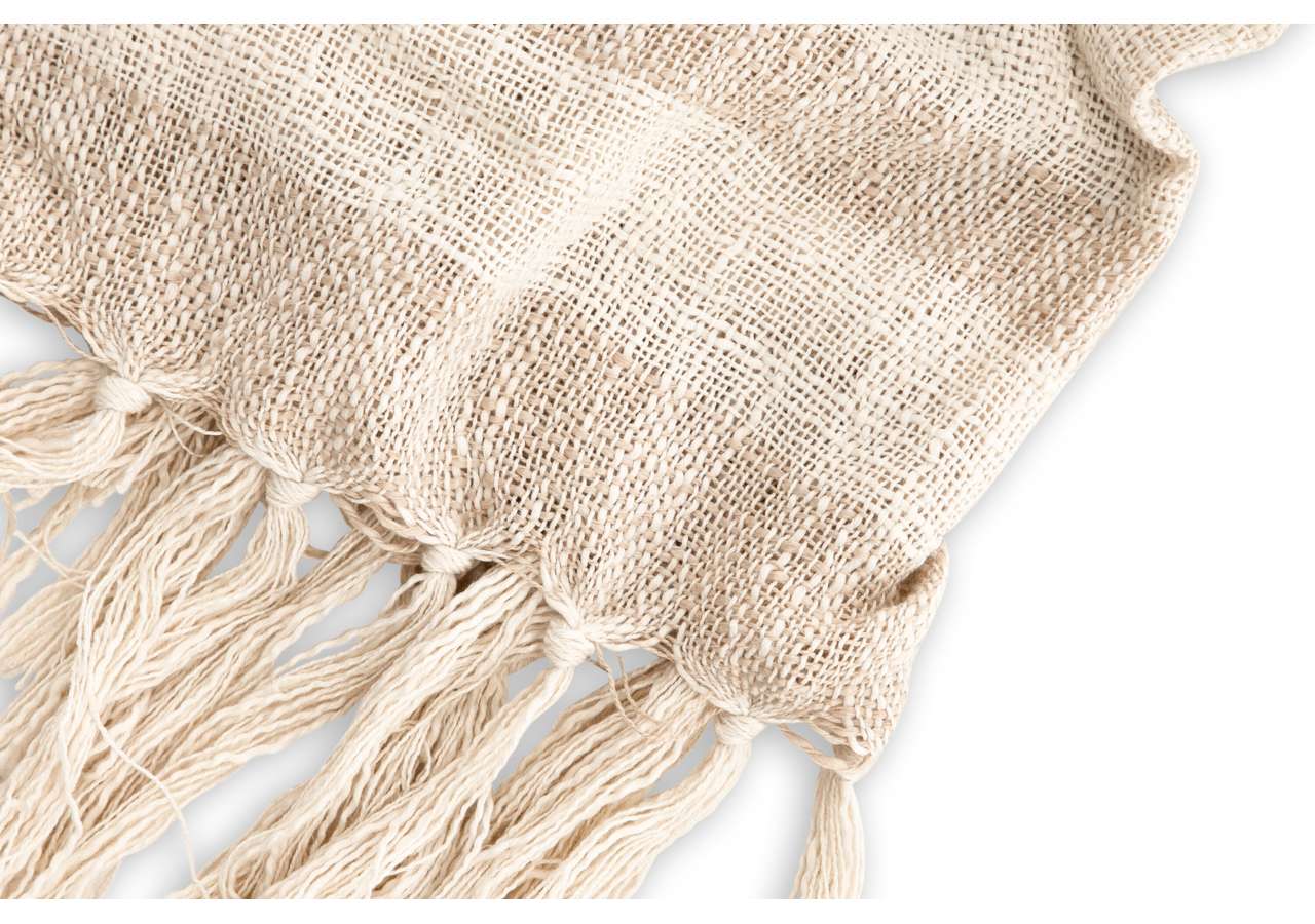 Ljus naturfärgad vävd bordsduk med fransar, perfekt för hemmet.
