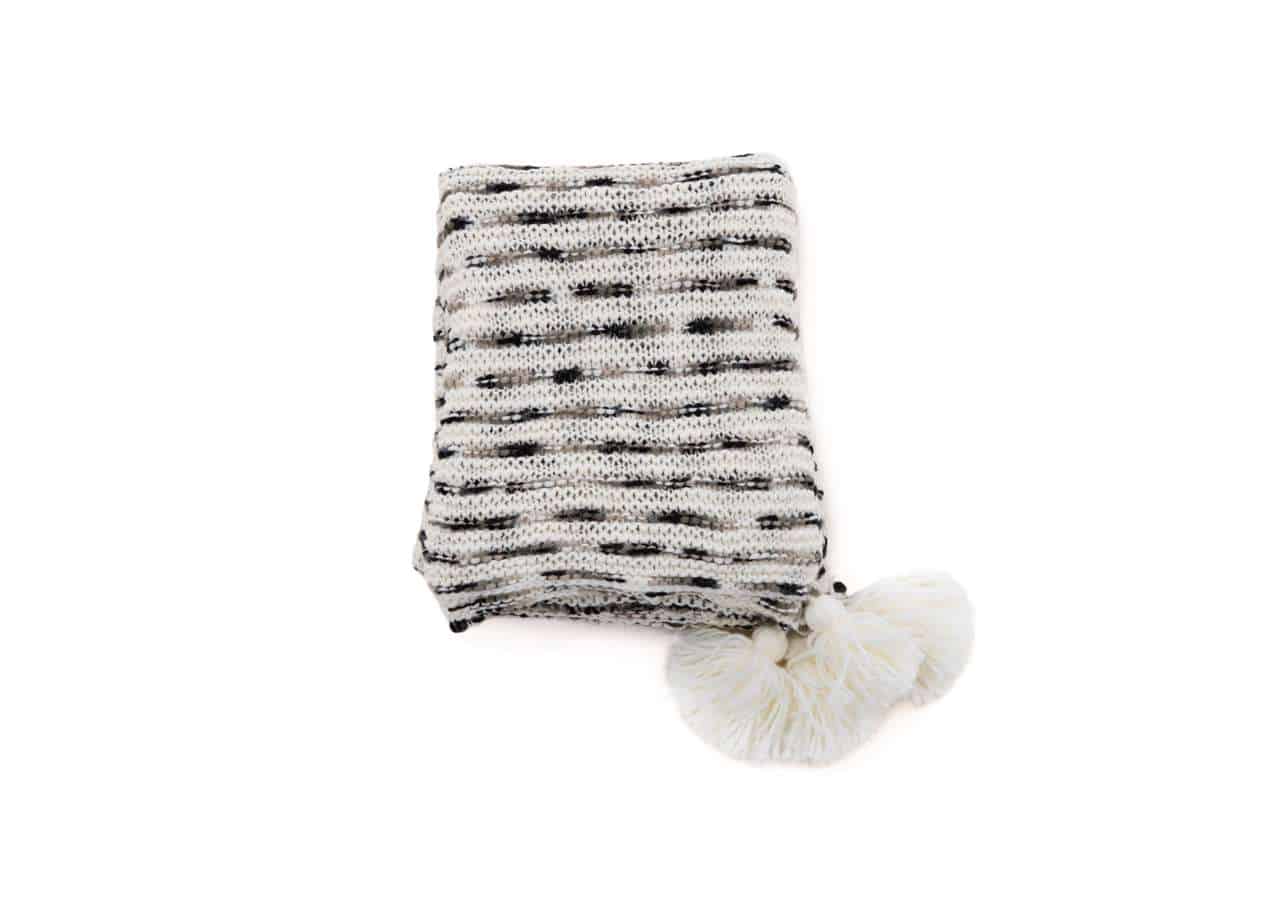 Hängande hampasnöre med svart och vitt mönster, handgjord, användbar som dekoration eller förvaring.