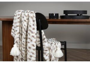 Mysig halsduk på stol, modern inredning, välsydda textilier, stilrent hem, skandinavisk design, varm och bekväm stil.