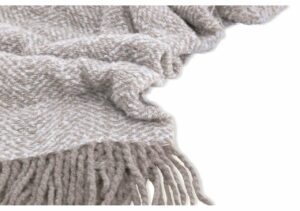 Ljusbeige ullpläd med fransar för mysig stil och hållbar komfort.