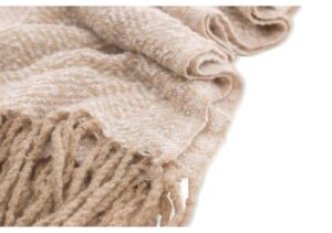 Mjuk beige Ullfilt med långa fransar, hög kvalitet och skönhet.