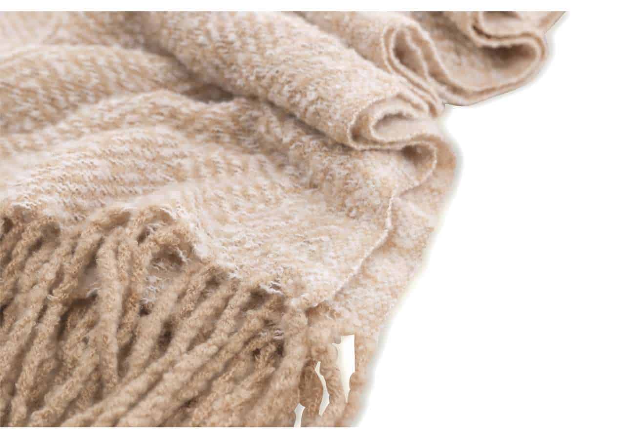Mjuk beige Ullfilt med långa fransar, hög kvalitet och skönhet.