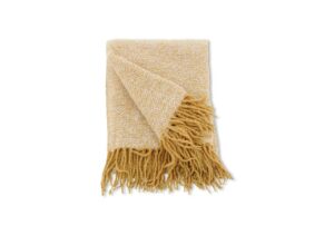 Mjuk ullfilt i gul nyans med fransar, perfekt för sängkomfort och värme.